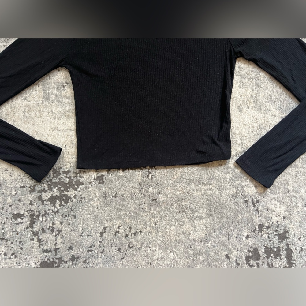 Forever 21 Black Ribbed Long Sleeve Crop Top, size medium - Picture 4 of 5